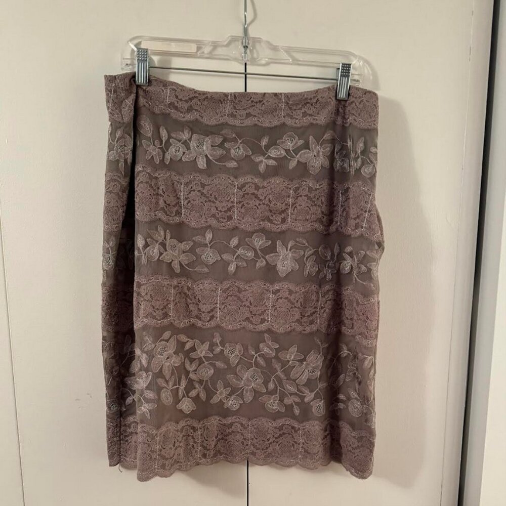 DKNY beautiful tan/ pink tone lace skirt. Perfect for the holiday season !
